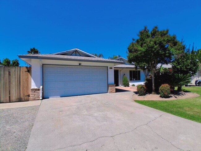 Foto del edificio - Updated Single-Story 3BR Home with Spacious Living Areas & Convenient Location!