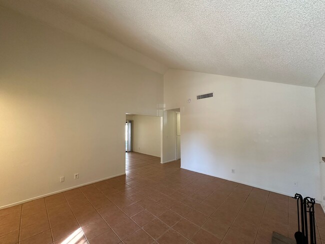 Building Photo - Casa Linda