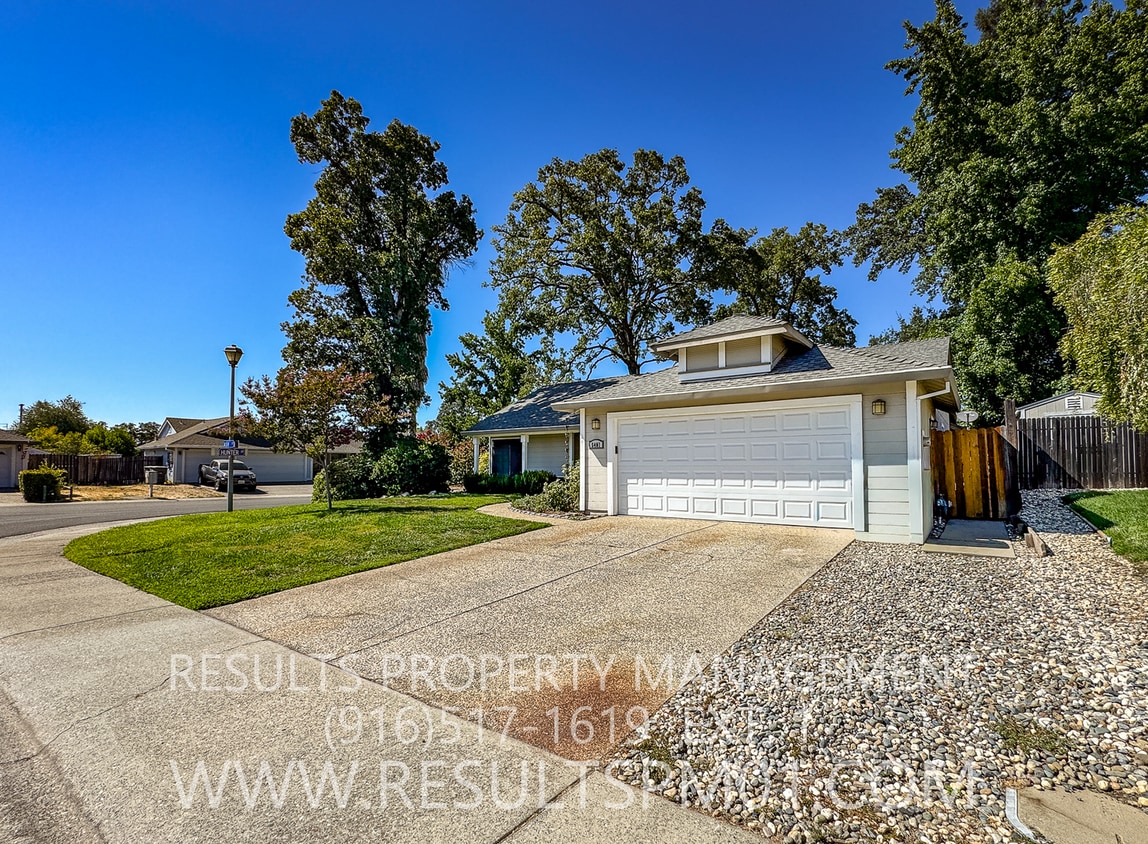 Building Photo - Coming soon! 3 bedroom on a Large Corner Lot