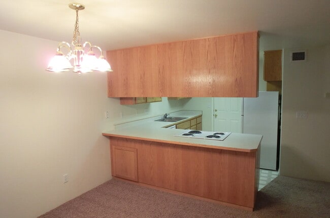 Building Photo - 2 BED 2 BATH TOWNHOME