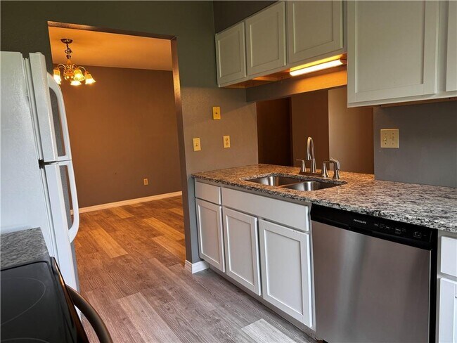Building Photo - 205 White Oak Dr NE