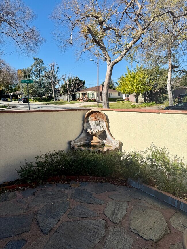 Foto del edificio - 630 Mercedes Ave