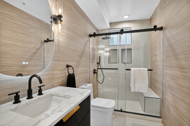 Baño del medio - 8541 Alcott St