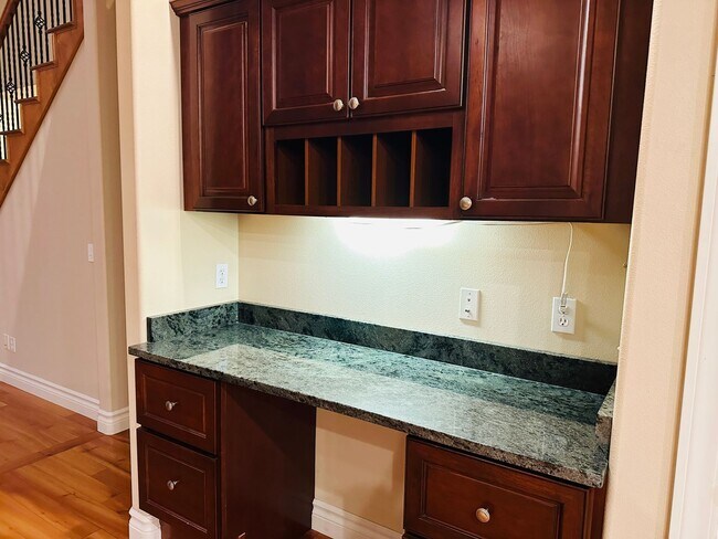 Building Photo - West End Luxury: 5 bedrooms 3.5 bathrooms ...