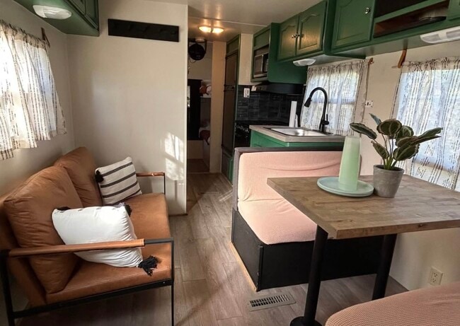 Building Photo - 1905 Suzi Dr