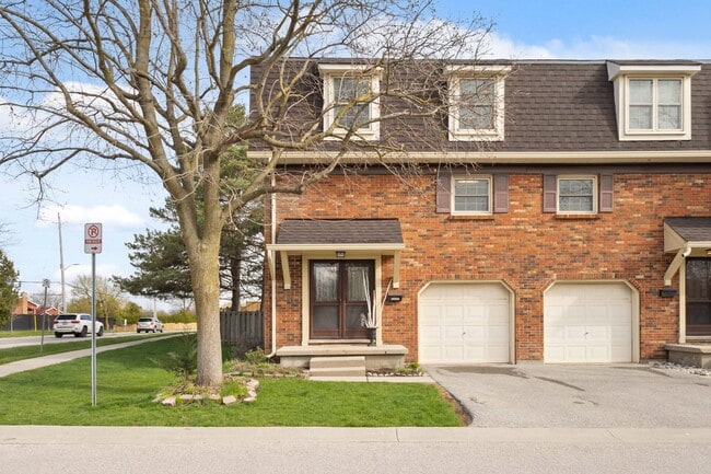 Building Photo - Gorgeous 3 Bedroom Townhome in Pondmills