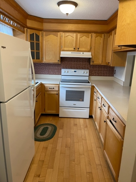 walk-in kitchen - 75 Metacomet Dr