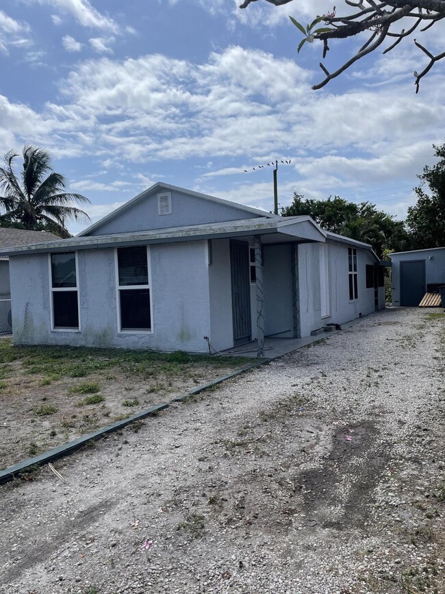 Building Photo - 1094 Peak Rd