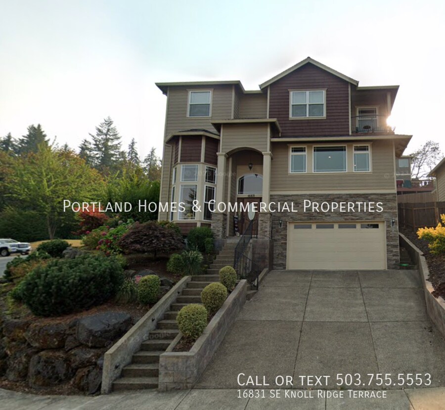 Foto principal - Milwaukie 4-Bedroom Home on Corner Lot, Sp...