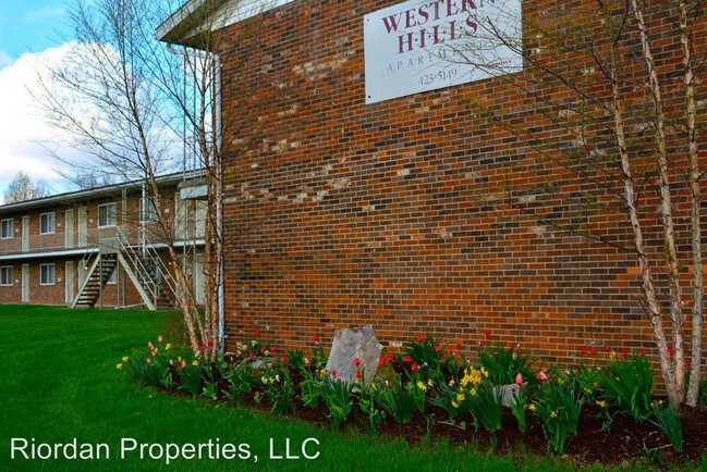 Building Photo - 1206 Western Hills Dr