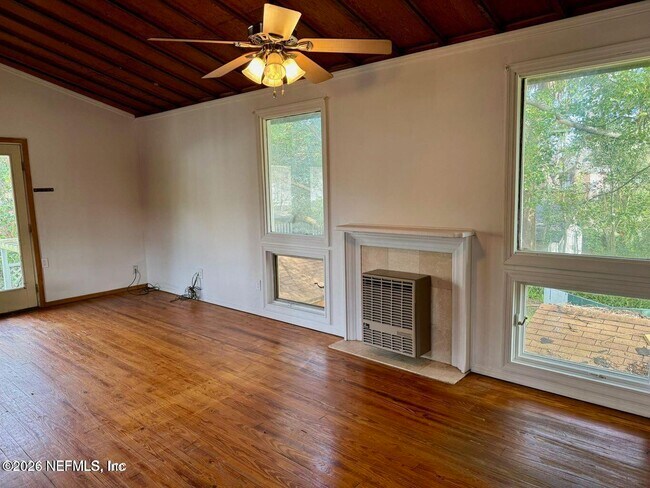 Foto del edificio - 1457 Challen Ave