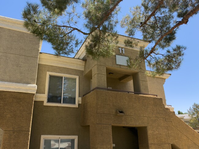 Building Photo - 8070 W Russell Rd