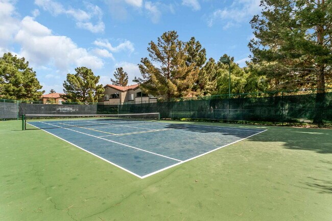 Building Photo - "Spacious 2-Bed Oasis with Fireplace Retreat on Las Vegas Blvd!"