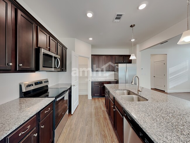 Foto del edificio - 7062 Creeksong Dr