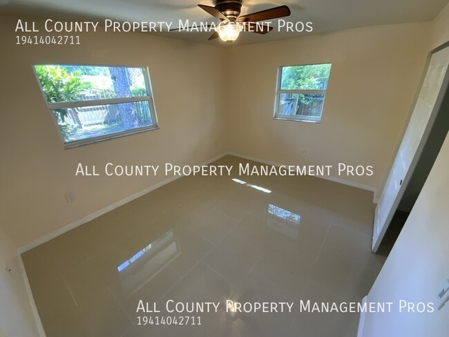 Building Photo - Minutes from Downtown Sarasota/Washer/Drye...