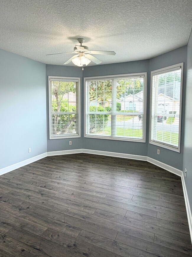 Foto del edificio - 3/2 fenced in yard, landscaping included !