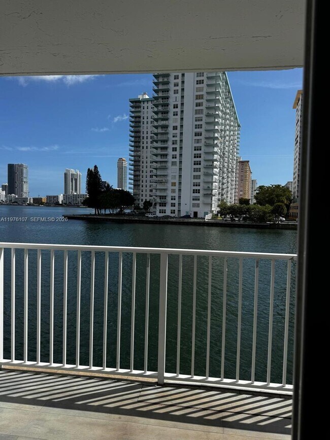 Foto del edificio - 4000 NE 170th St