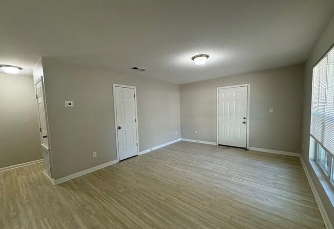 Foto del edificio - 251 Lawrence Rd