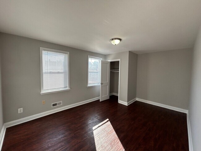 Foto del edificio - 3 Bedrooms and 1.5 baths Available!