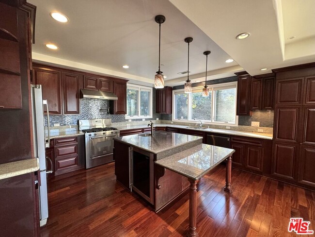 Building Photo - 7288 Woodrow Wilson Dr