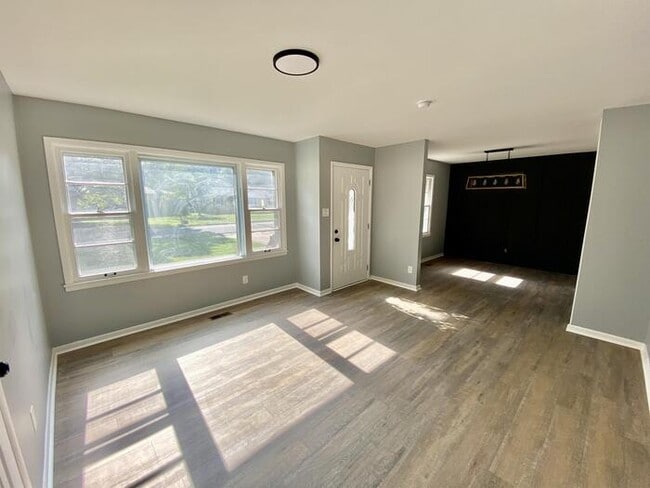 Building Photo - 2104 Linde St NW