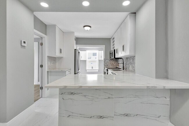 Foto del edificio - 448 Roseland Dr