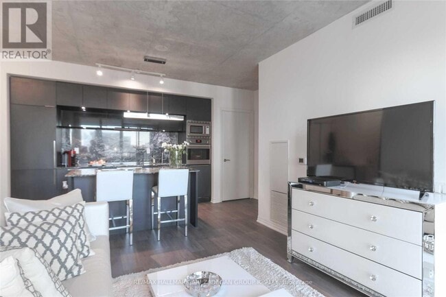 Photo du bâtiment - 88 Blue Jays Way