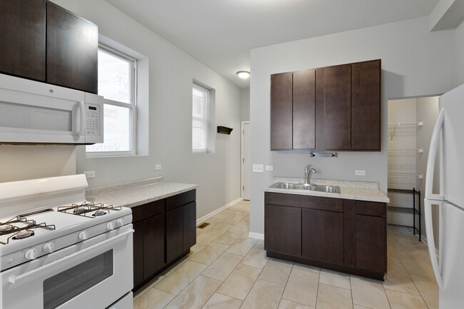 Building Photo - 1532 W 18th Pl