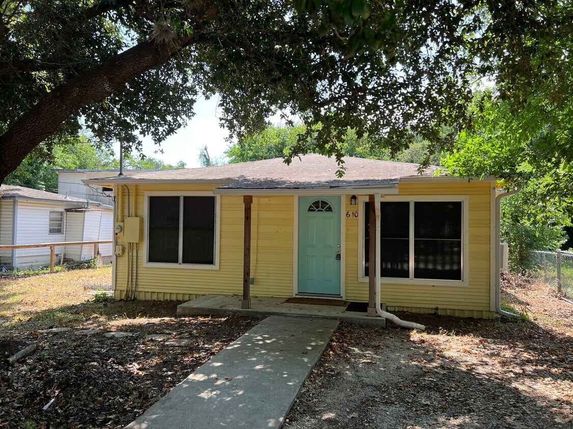 Front - 610 Williams St