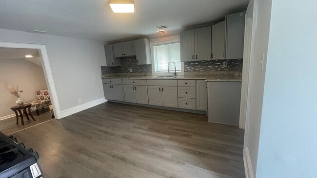 Foto del edificio - 824 Dighton Ave