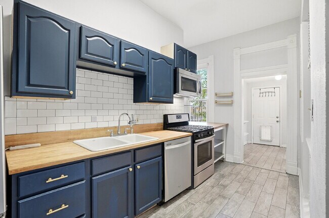 Foto del edificio - $2,540.95, 2-bed, 1-bath Victorian in the heart of Curtis Park with a detached garage.