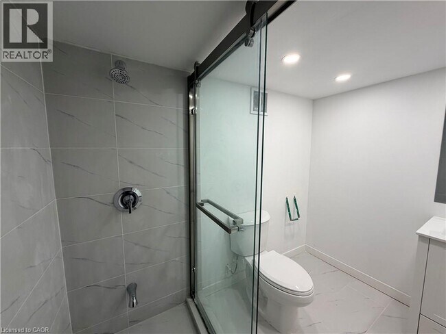 Photo du bâtiment - 804 St Clair Ave W