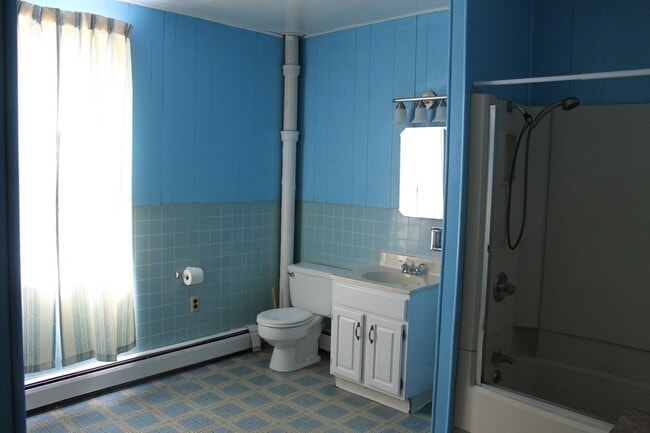 Building Photo - Spacious Single Family Home