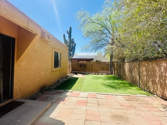 Foto del edificio - Spacious 2 Bedroom with Large Yard! Walkin...