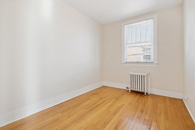 Building Photo - Beautiful One Bedroom, Spacious, Natural L...