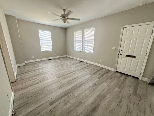 Building Photo - 2 Bedroom 1 Bath Apartment - Downtown Charleston