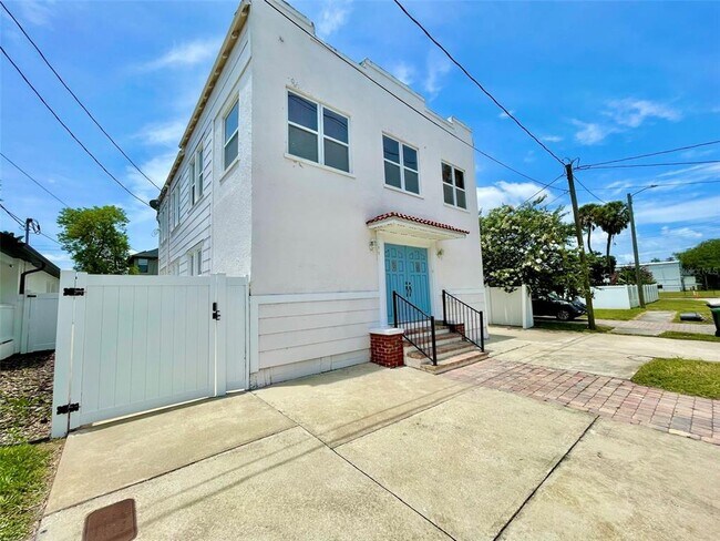 Building Photo - 308 W Warren Ave