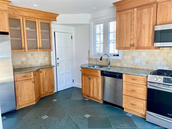 Building Photo - 34 Maplewood St