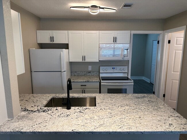 Interior Photo - 1462 Hamlet Ave