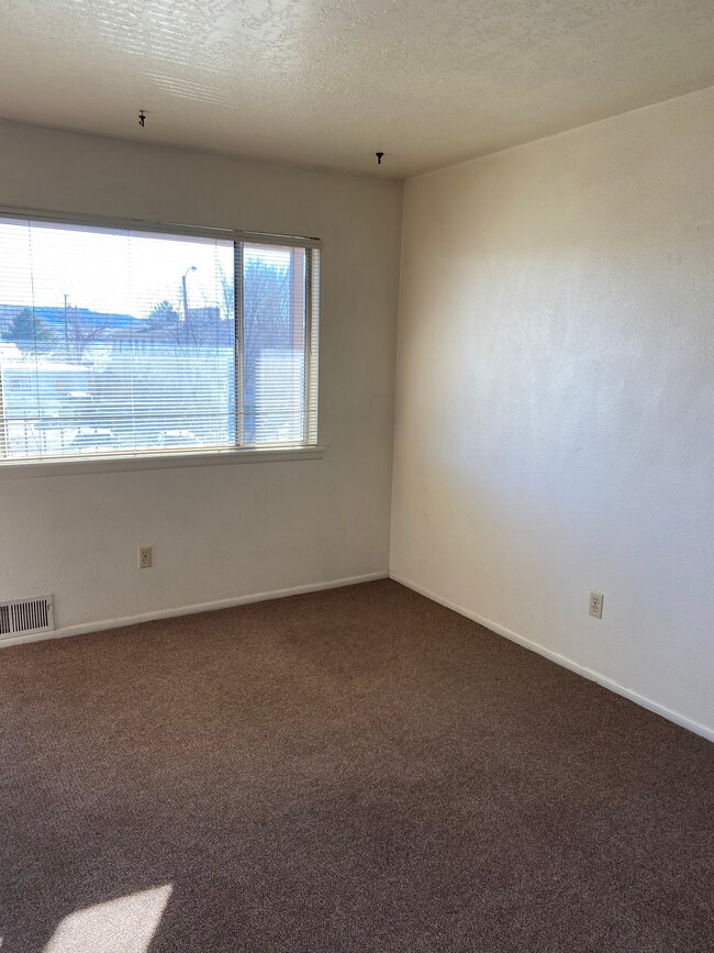 Building Photo - 1000 Walnut Dr