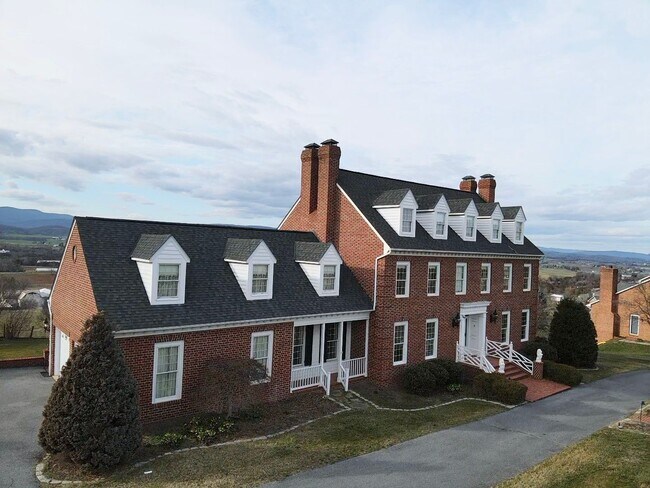 Building Photo - Beautiful 5 Bedroom, 7 Bathroom Home for R...