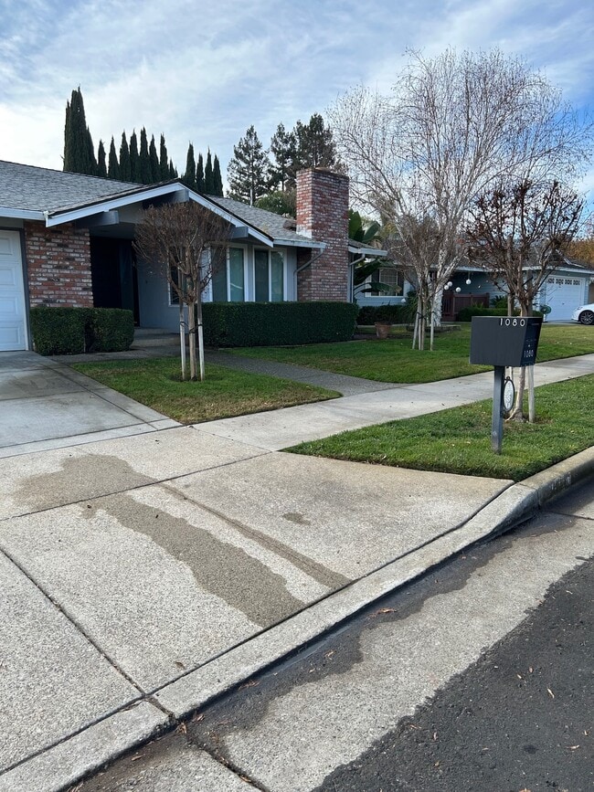 Building Photo - 1080 Ayer Dr