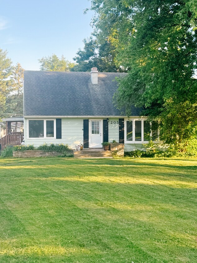 Foto principal - 205 Fairview Dr