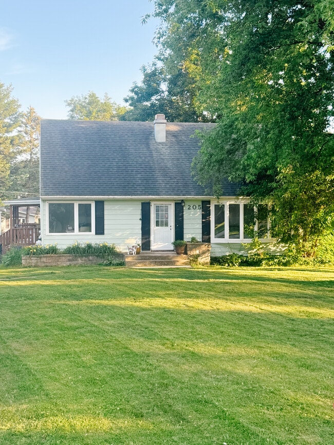 Building Photo - 205 Fairview Dr