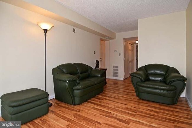 Building Photo - 5804 Village Green Dr