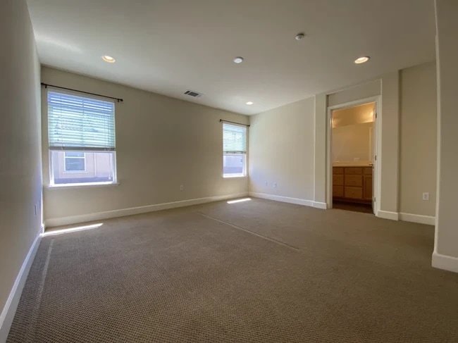 Building Photo - 1826 Hillebrant Pl