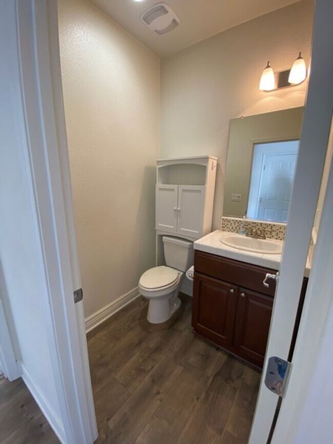 Building Photo - Like New Spacious Home in Gated Community