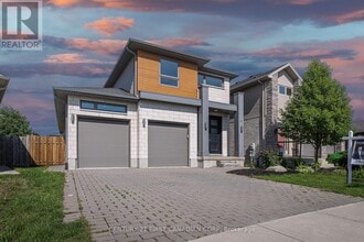 Building Photo - 962 Moy Cres