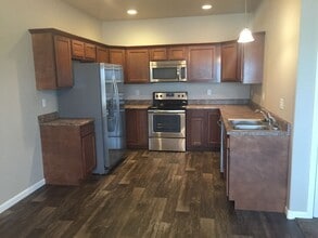 Building Photo - 4102 Parkview Dr