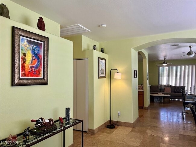 Foto del edificio - 340 Jacaranda Arbor St